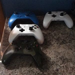 4 Xbox one controllers